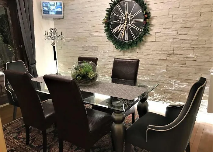 فيلة The Queen's House *